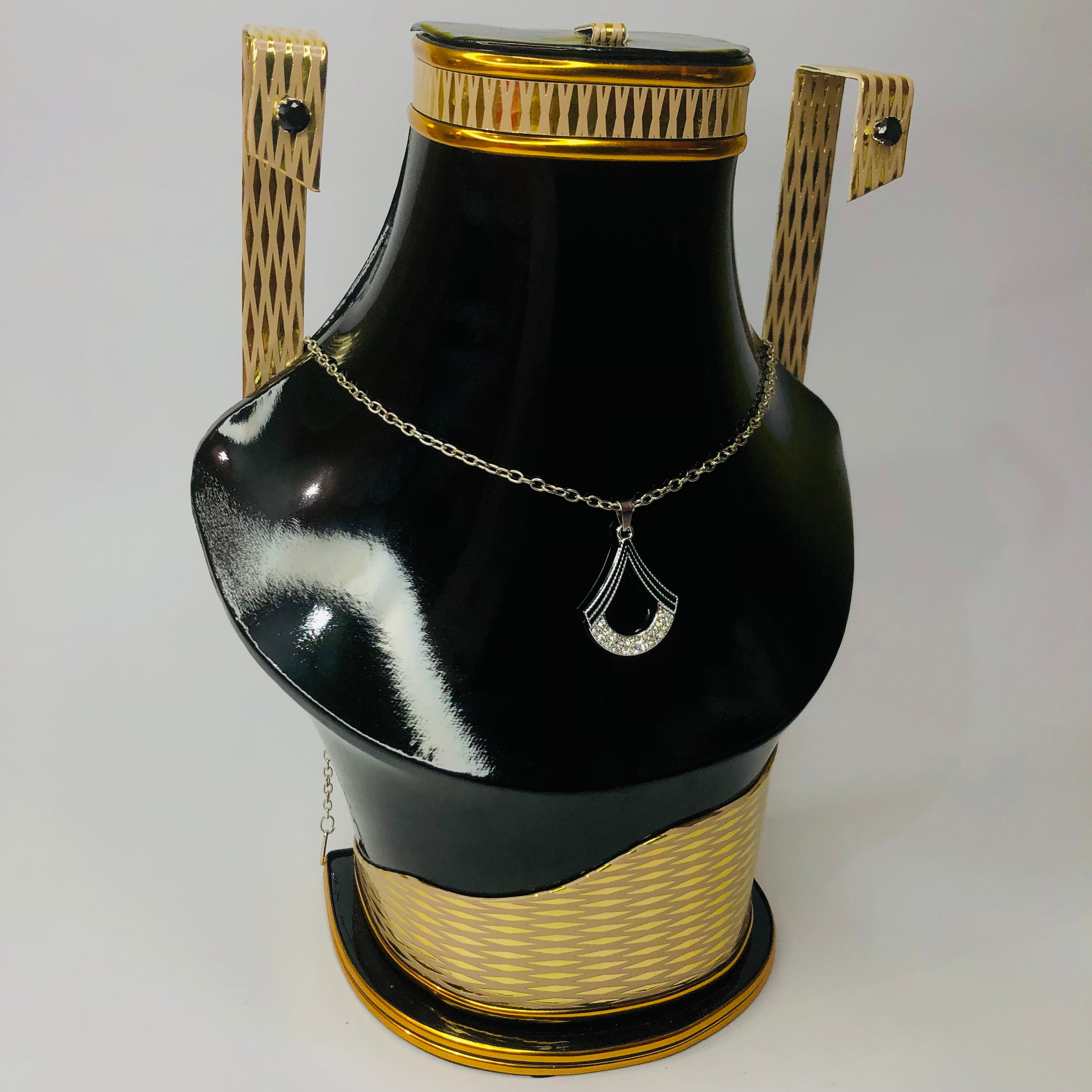 Beautiful Pendant & Tops Set | Simple and Clean Look