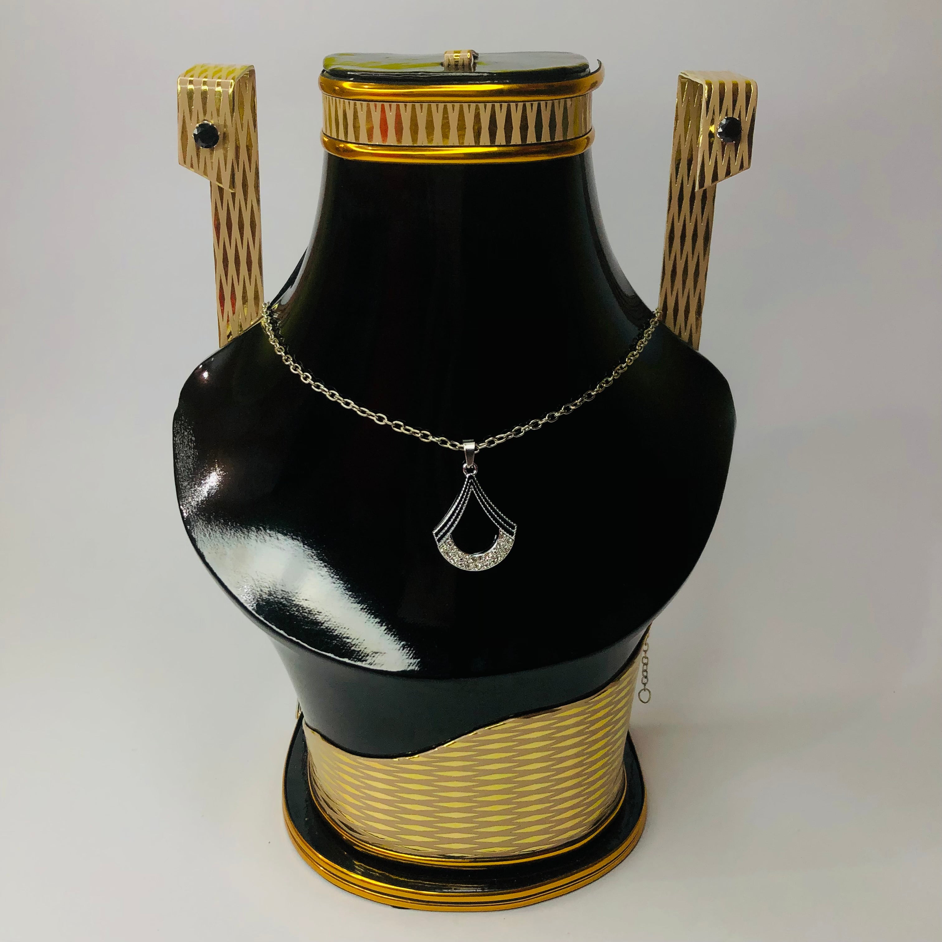 Beautiful Pendant & Tops Set | Simple and Clean Look